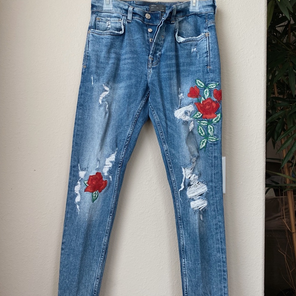 Embroidered Florals / Ripped Skinny Jeans